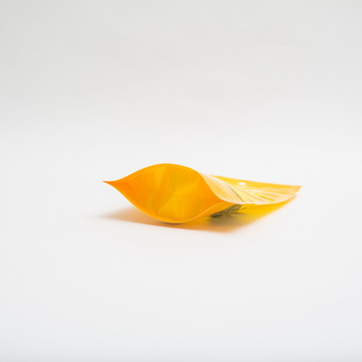 PE80 92ミクロンはペット フード包装袋のプラスチックMultivitaminの猫の餌のパッケージの上に立つ